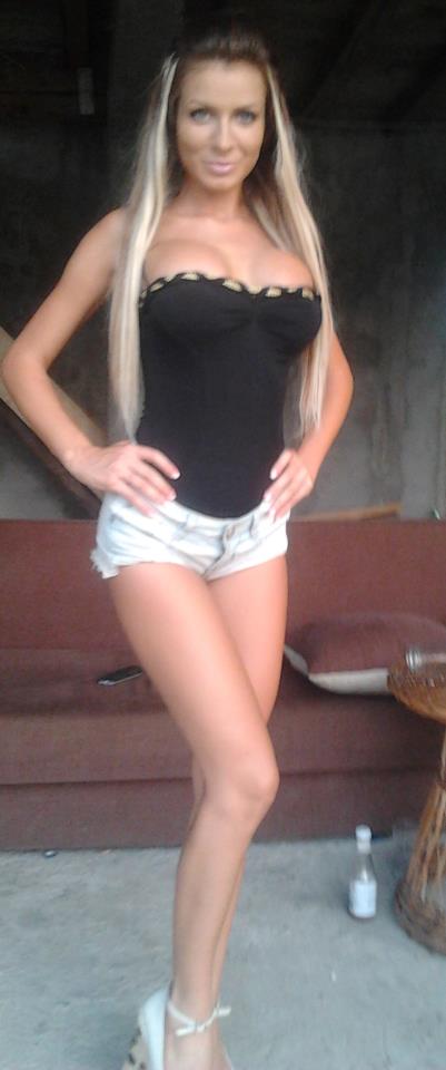 Blonda si-a marit sanii, si-a pus extensii si a avut grija de corpul ei