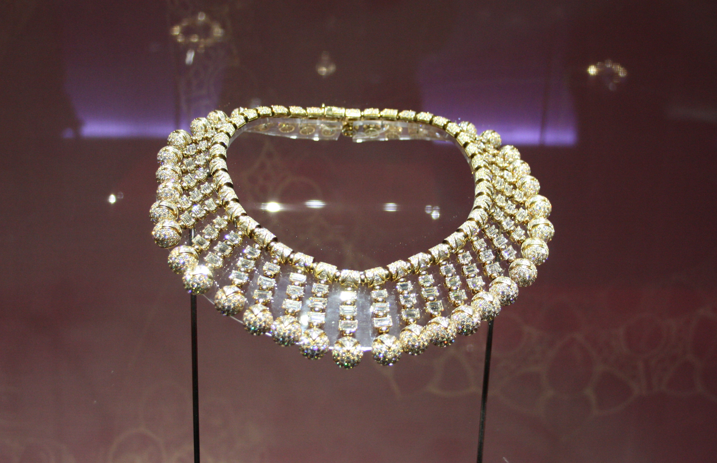 Asa arata bijuteria de 100.000 de euro, incrustata cu sute de diamante