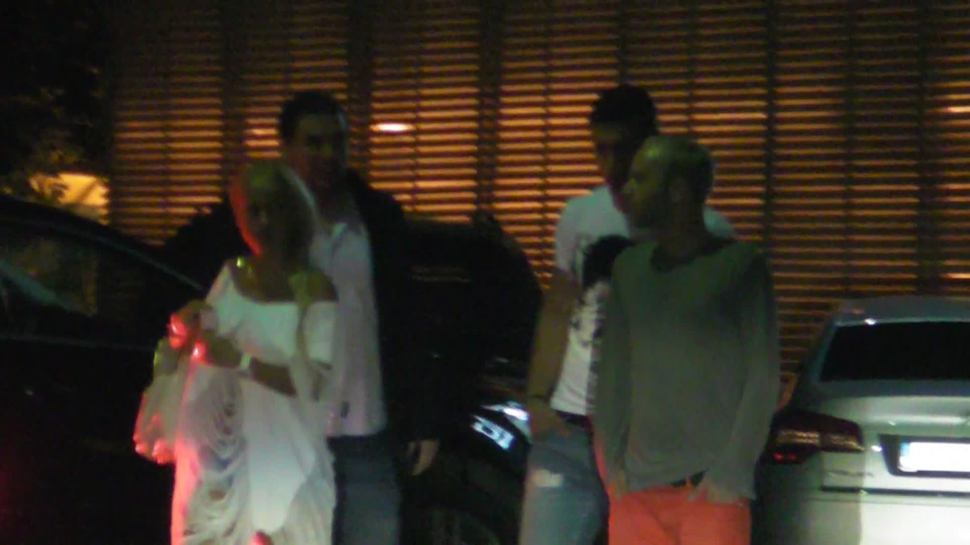 Anda pleaca din club insotita de trei barbati