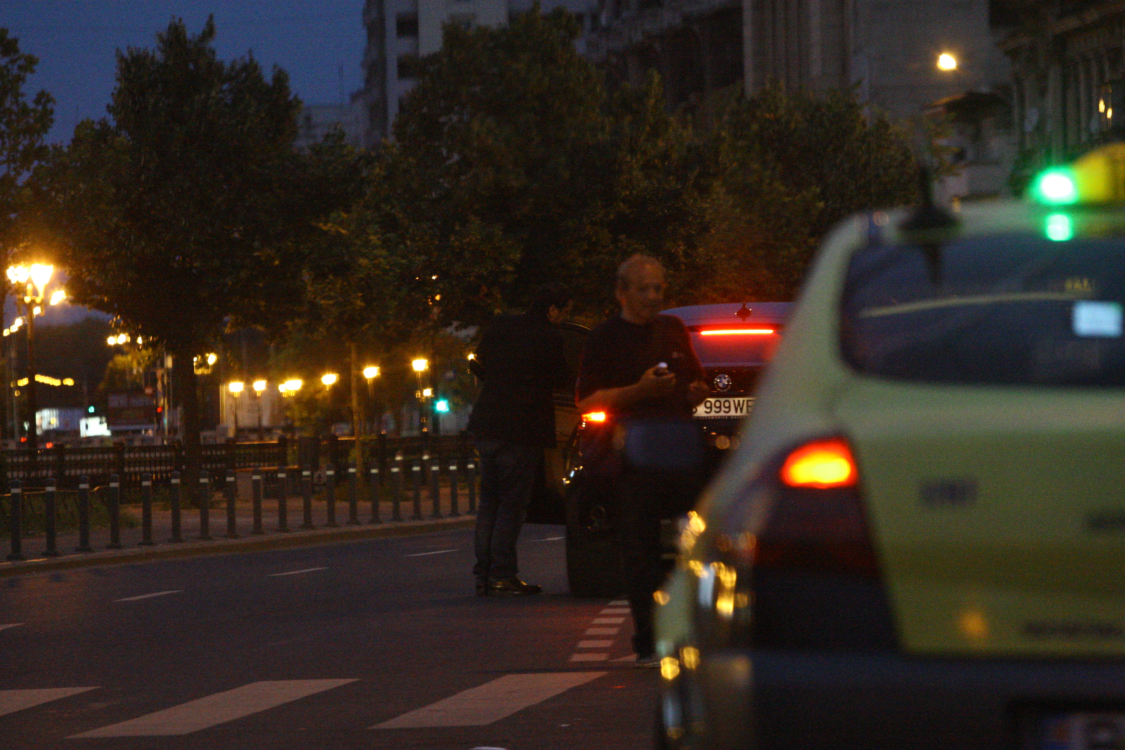 Tazmini, un colaborator al Andei, coboara si el din masina artistei