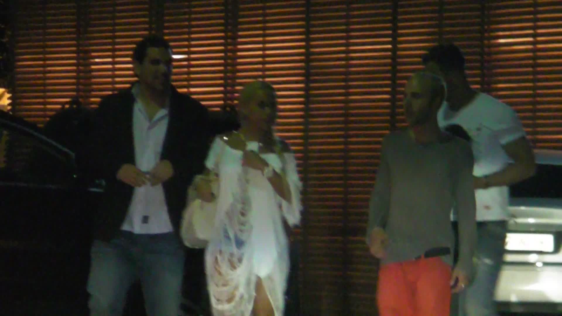 Blonda s-a distrat de minune alaturi de cei trei barbati