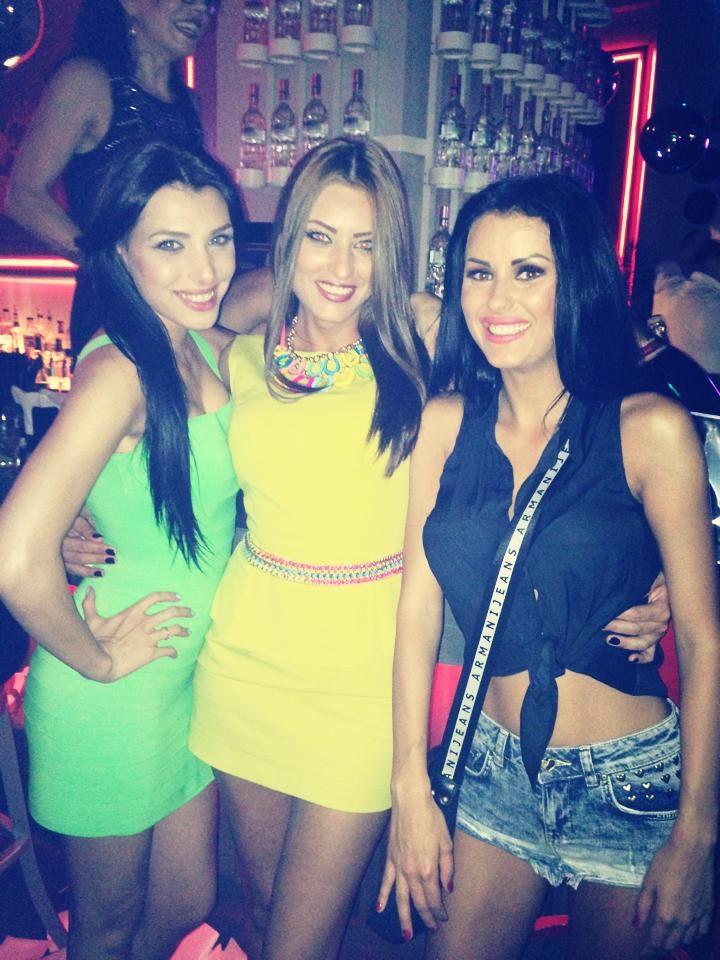 In localul unde Sanzi isi facea ziua, mai multe vedete autohtone s-au intalnit la o petrecere