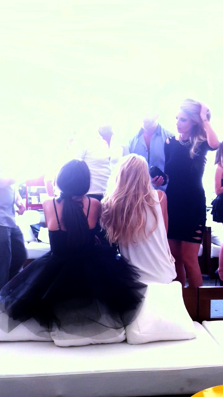 Cantareata ii cere prietenei sale sa paraseasca clubul