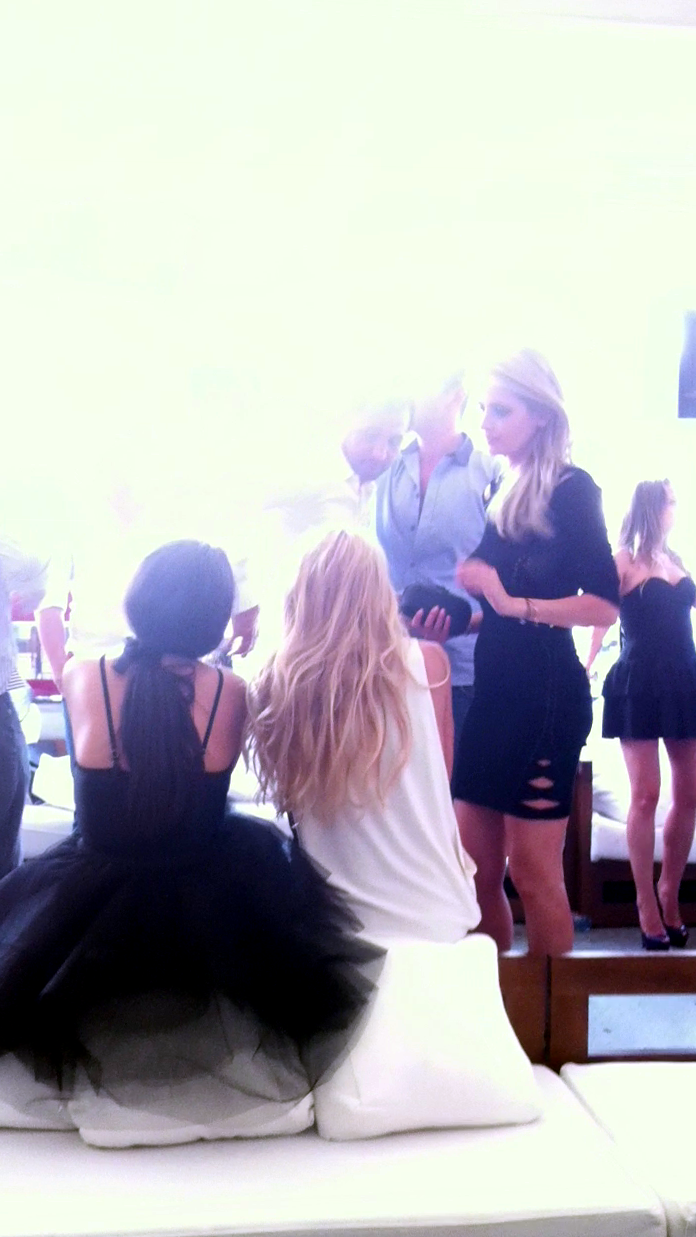 Este mai mult decat evident ca blonda nu se simtea in largul ei