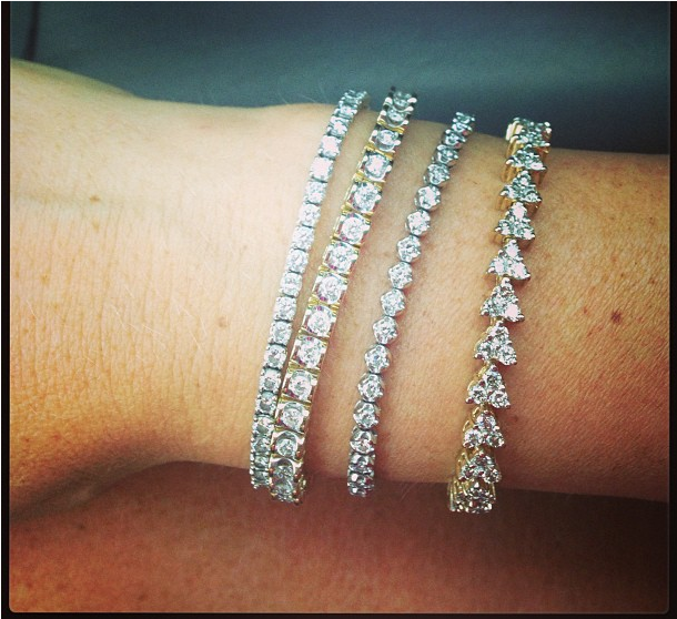 Delia are patru bratari cu diamante