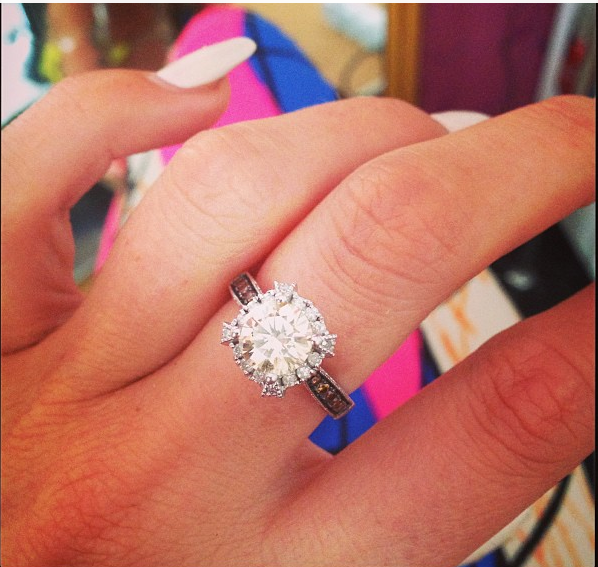 Inafara inelului de logodna cu diamant galben, artista se mai mandreste cu o bijuterie foarte valoroasa