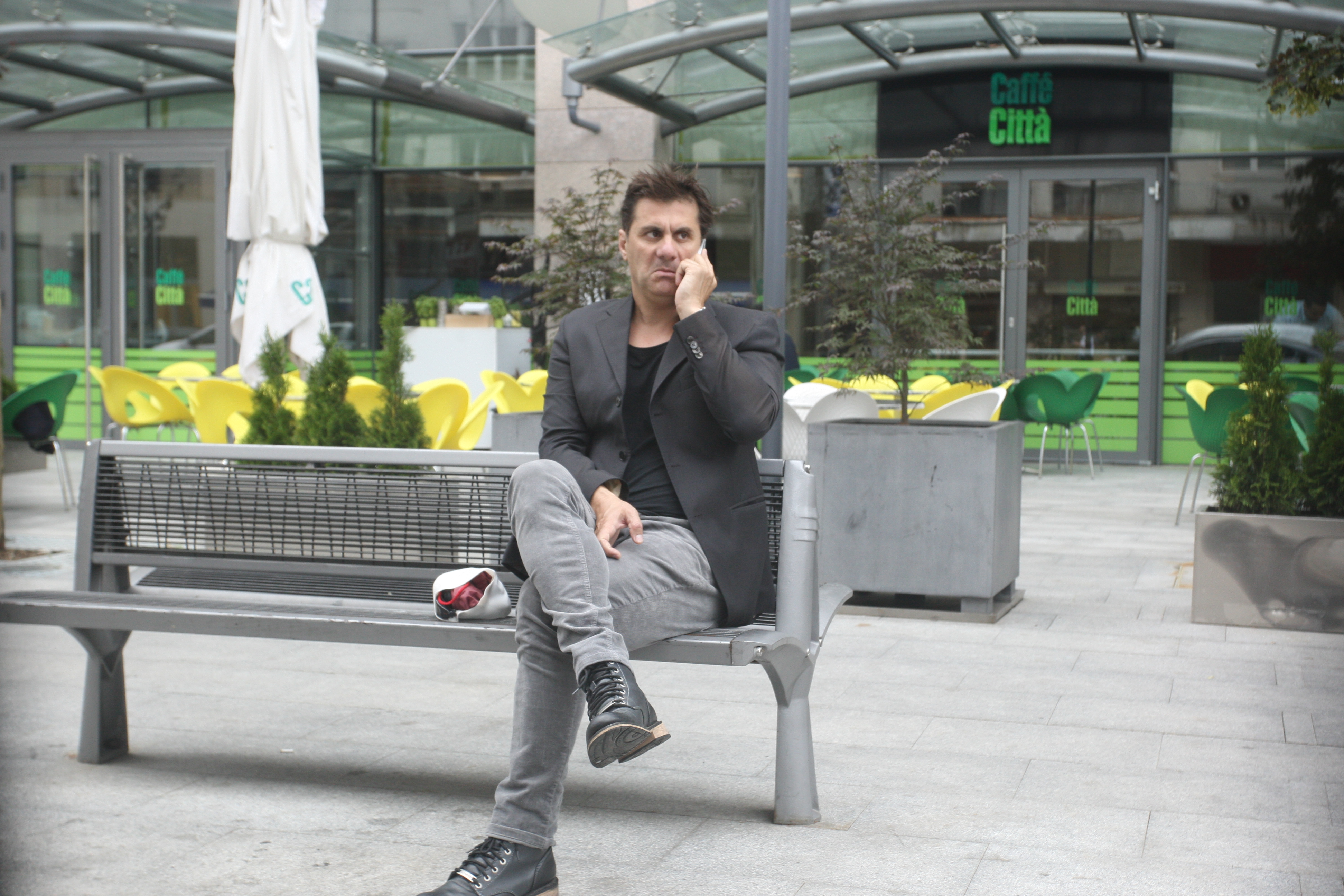 Solistul de la Directia 5 a facut fete, fete, atunci cand a auzit ceea ce ii spunea interlocutorul din telefon