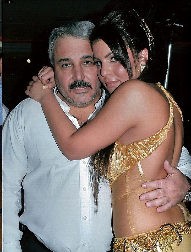 Fiica lui Sile il imbratiseaza pe acesta (foto:facebook.com)