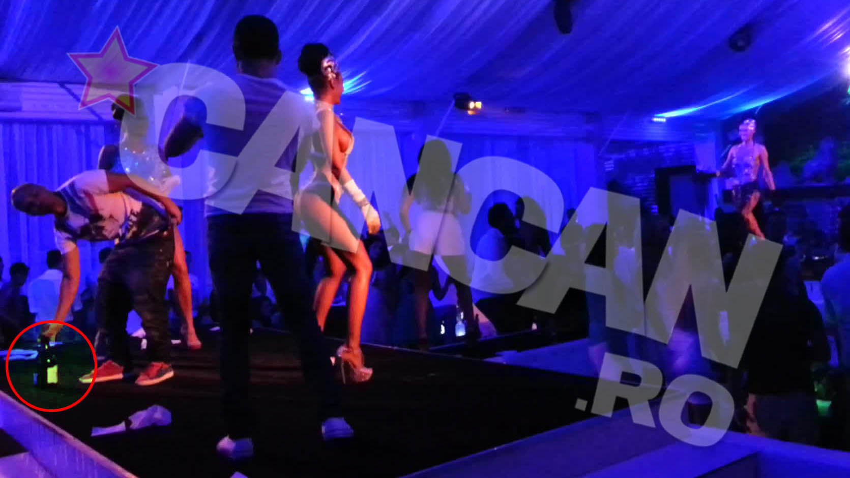 Dupa ce si-a udat bine gatul cu sampanie, Puya a chemat pe scena animatoarele fara sa se gandeasca la faptul ca s-ar putea pierde printre ele