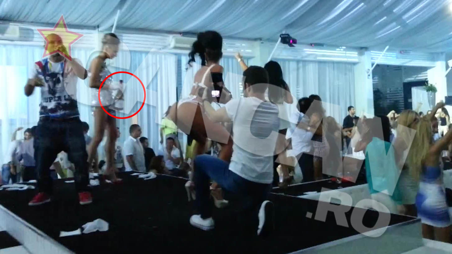 Fetele nu s-au sfiit sa bea din sticla lui si sa o transfere de la una la alta