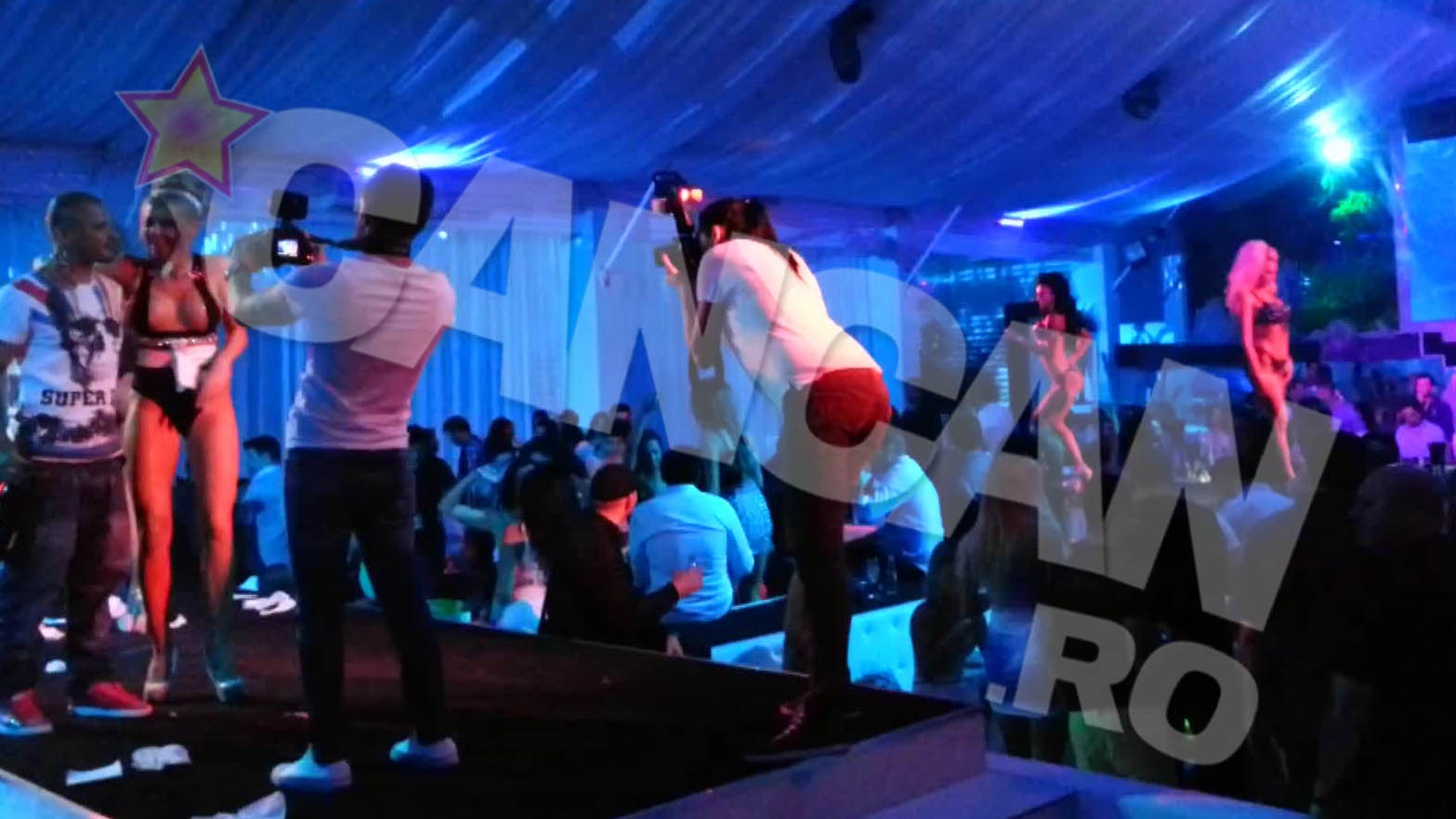 La un moment dat a intrat in... prim-plan o animatoare blonda, putin ametita, care a inceput sa se unduie pe langa artist