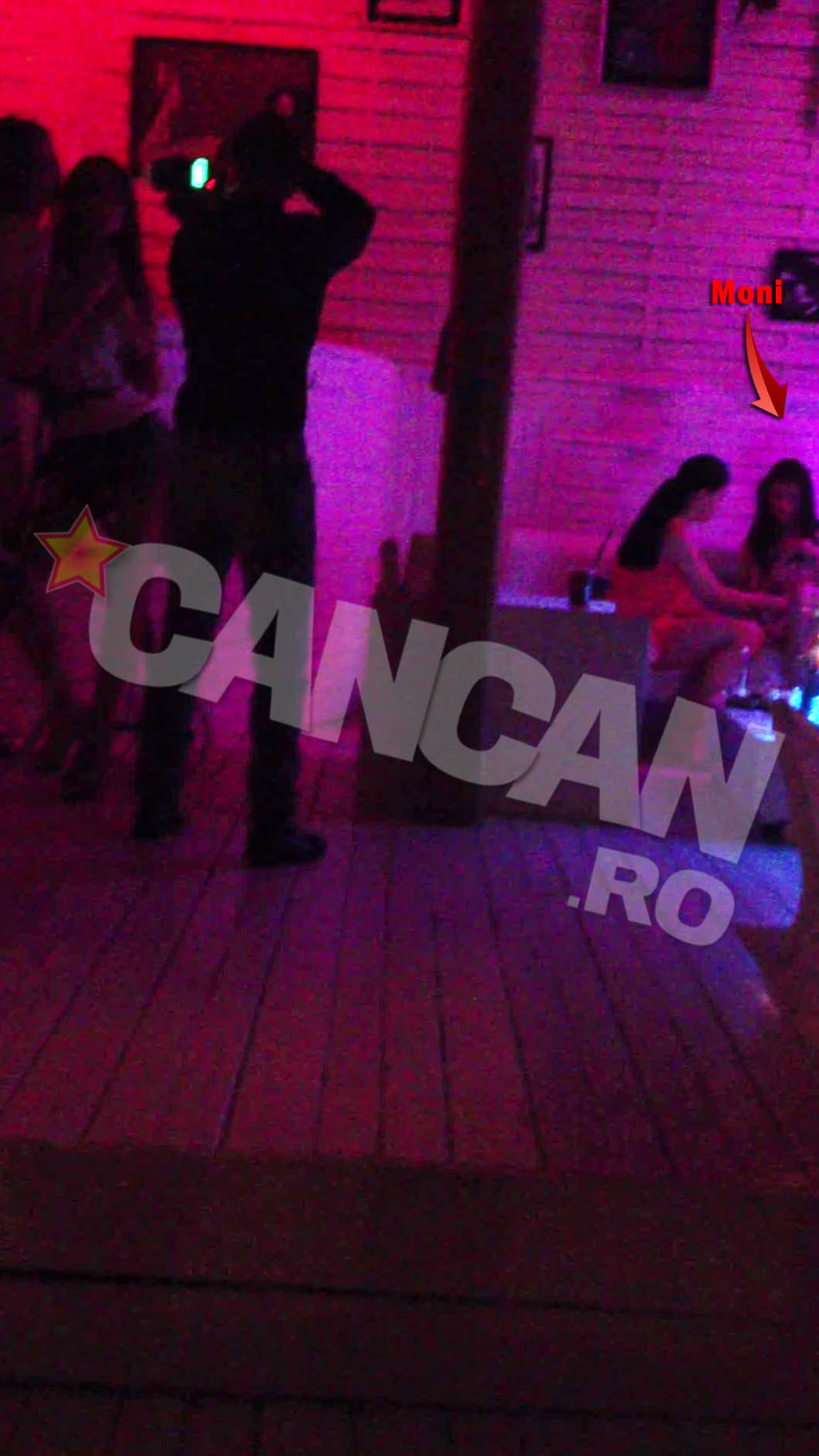 Moni a iesit in oras cu prietena ei Madalina si au baut impreuna un pahar