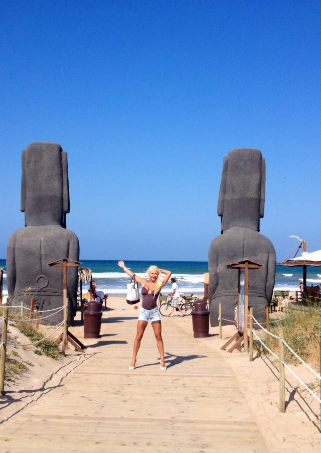 Blonda a mers in Spania impreuna cu Coco