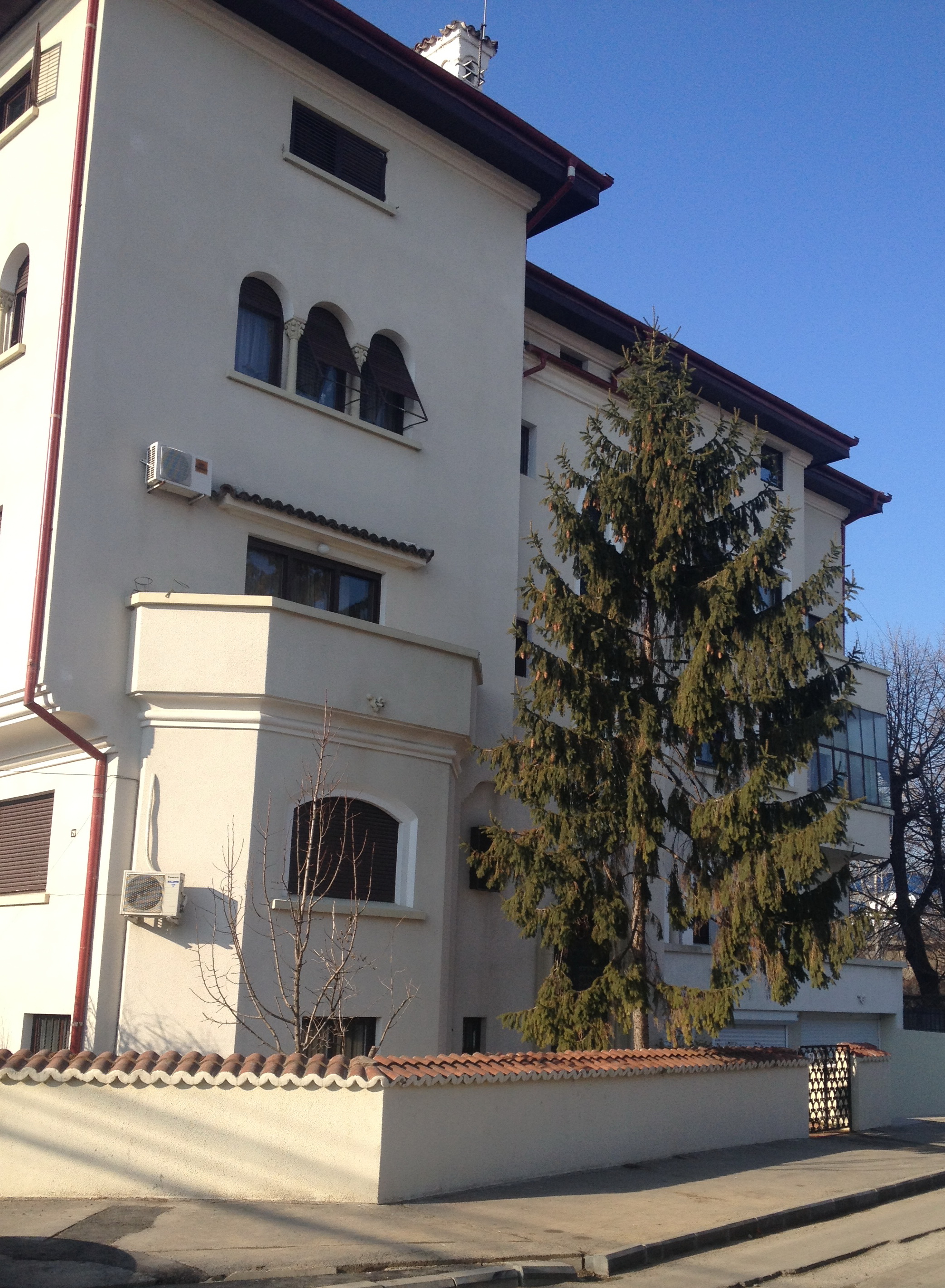 Dana si Iolanda Nicolaescu impart in continuare casa in care a trait si maestrul. Vaduva ocupa parterul vilei, iar sora locuieste la etaj