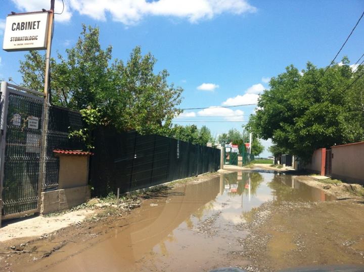 Cand se usuca strada lui Adrian Iovan se transforma in praf