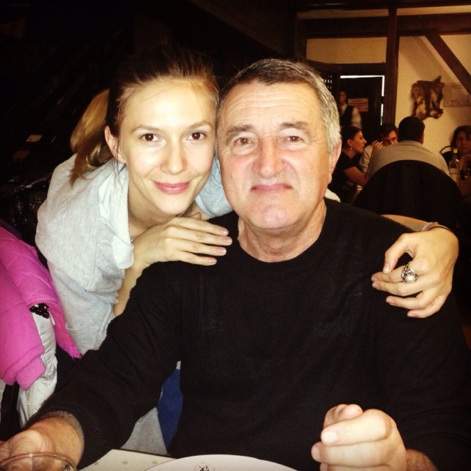 Adela are o reloatie speciala cu parintii ei