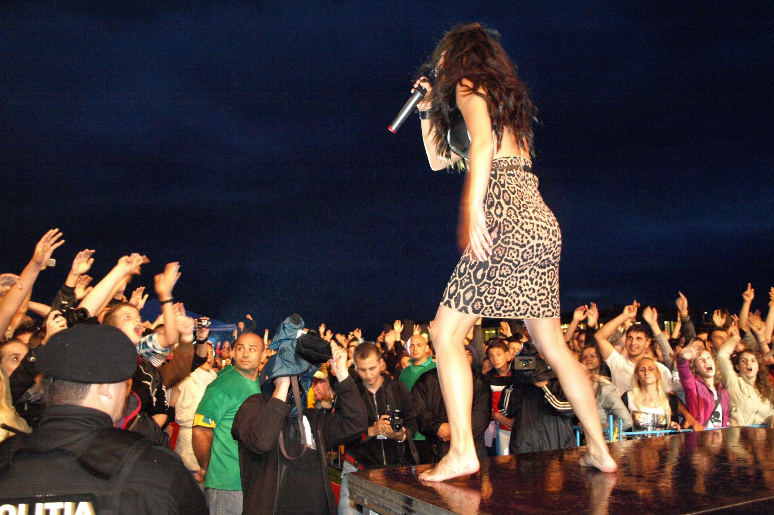 Pentru a nu mai fi nevoita sa se descalte, cantareata a optat pentru pantofi cu tocuri mai mici