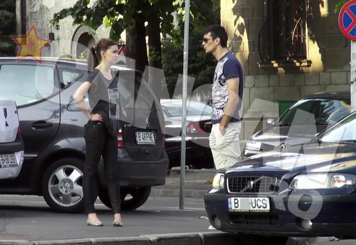 Iubita si-a pus mainile in sold si a inceput sa-i insire verzi si uscate, in timp ce Chirila o privea ingaduitor