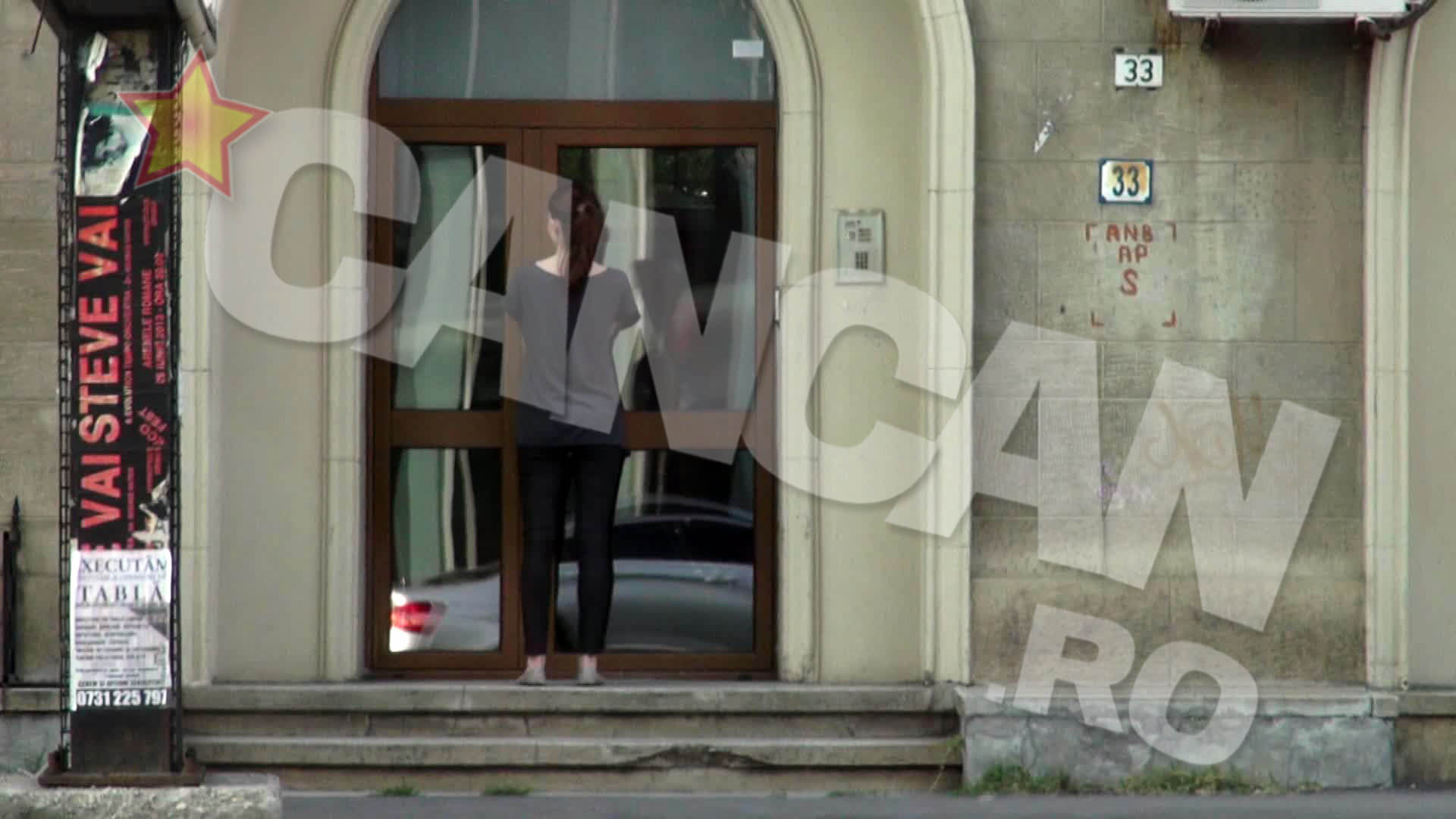 Fara sa stea pe ganduri, fata l-a lasat acolo si s-a intors in cladirea din care iesise