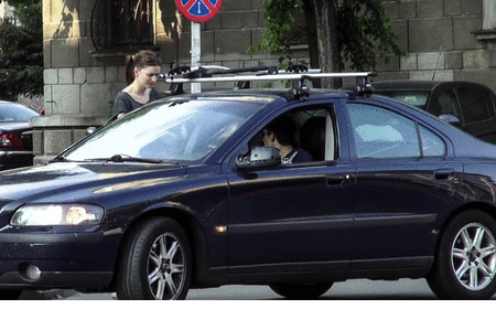 Si a aparut! I-a dat un sarut rapid, si-a luat ramas bun si s-a retas din nou