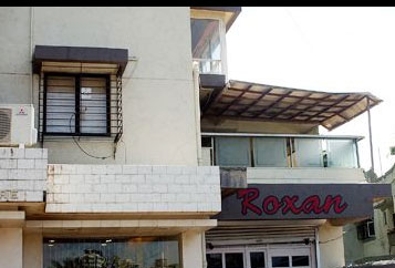 Aceasta este resedinta parintilor lui Salman, aflata in renovare