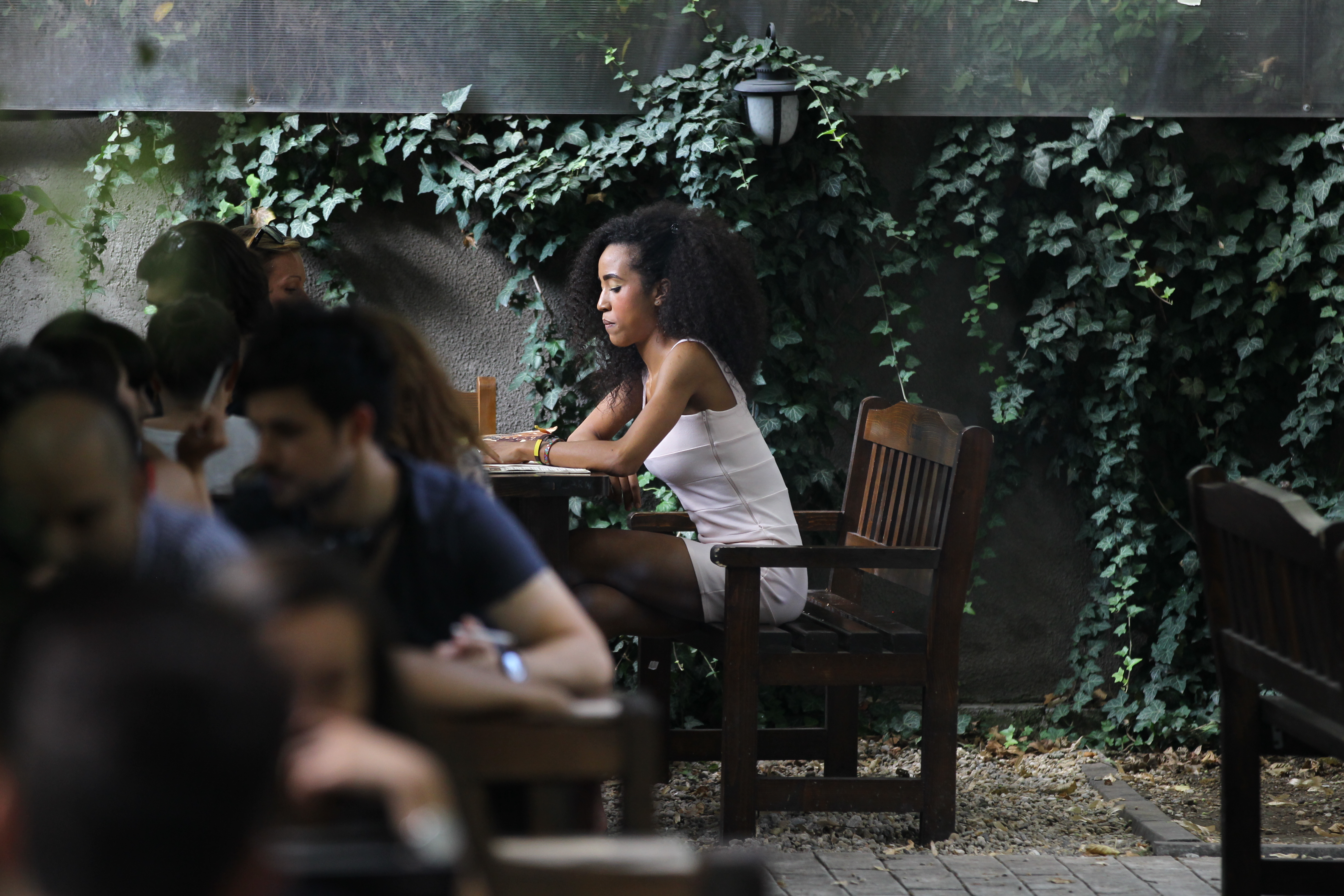 Nici la terasa, in compania amicei, pe chipul ei nu a rasarit vreun zambet