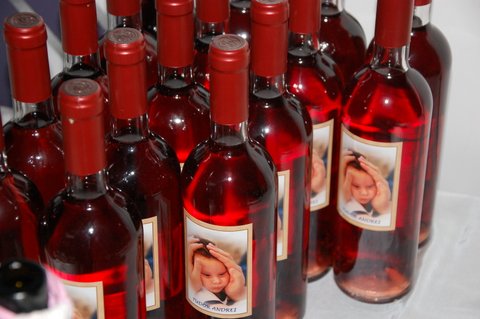 Cadoul pentru invitatii la botez - sticle de vin personalizate cu poza lui Tudor