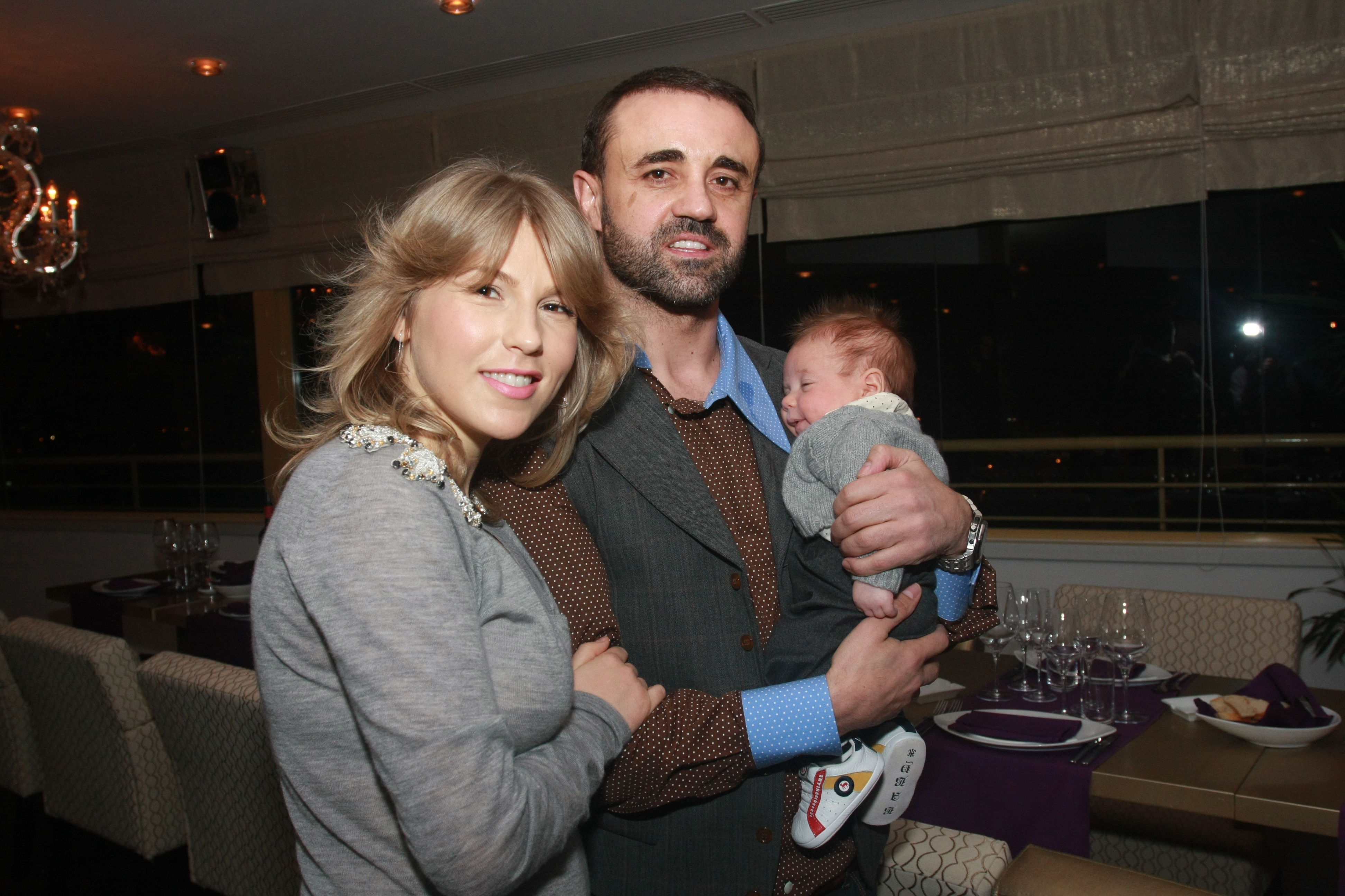 Corina este mama, dar asta nu o impiedica sa renunte la aparitiile excentrice