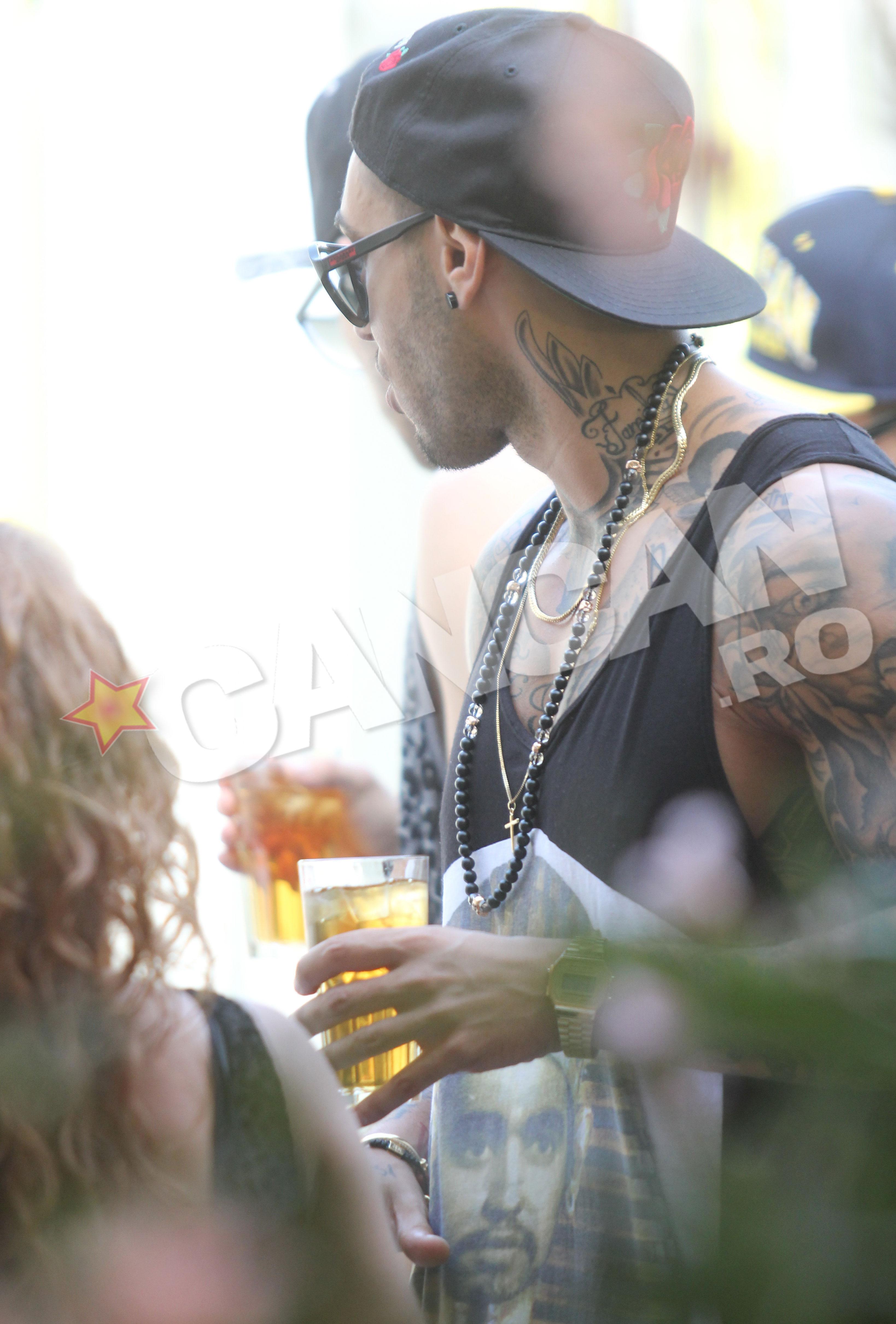 Alex si-a facut curaj toata seara, ba cu paharul de whisky, ba direct cu sticla