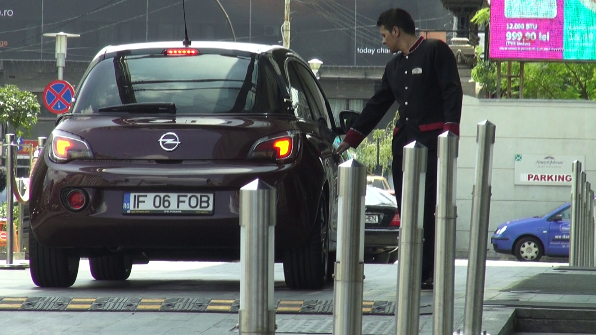 Un angajat se grabeste sa ii deschida portiera