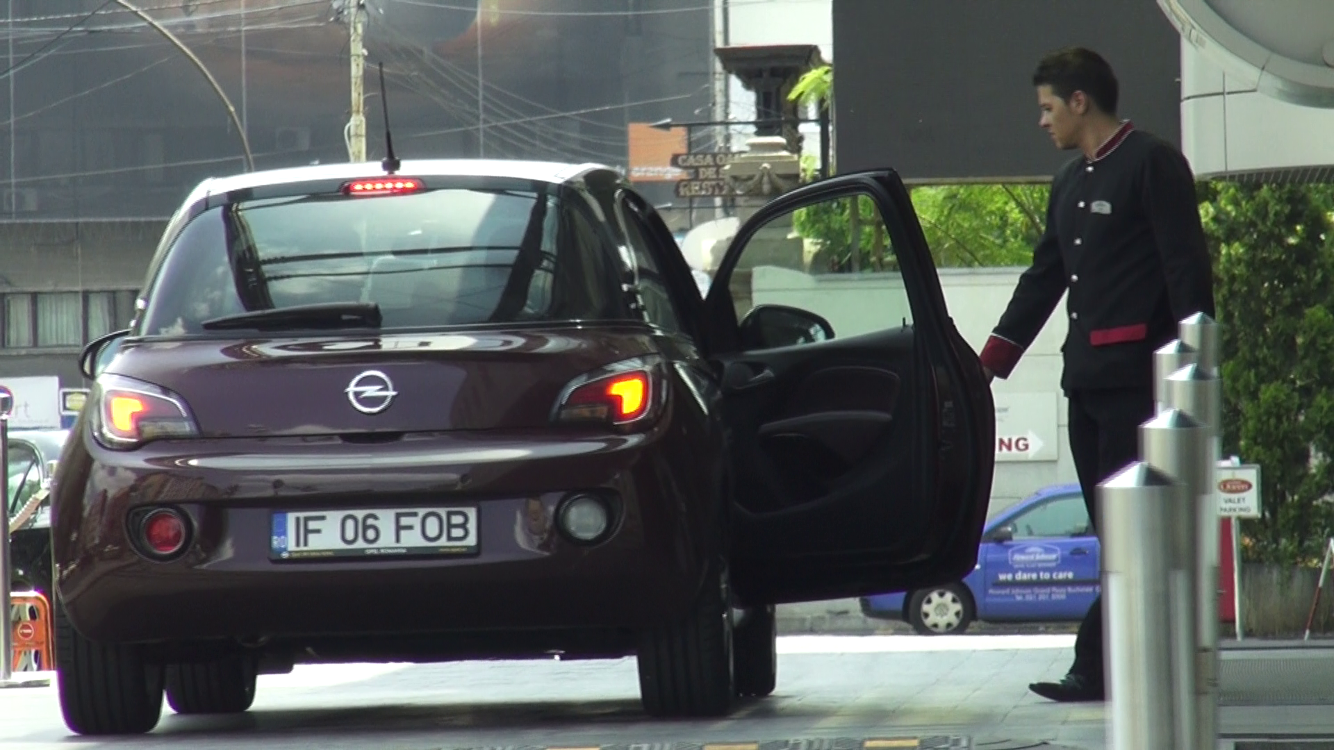 Jojo a asteptat in masina pana cand angajatul si-a facut aparitia