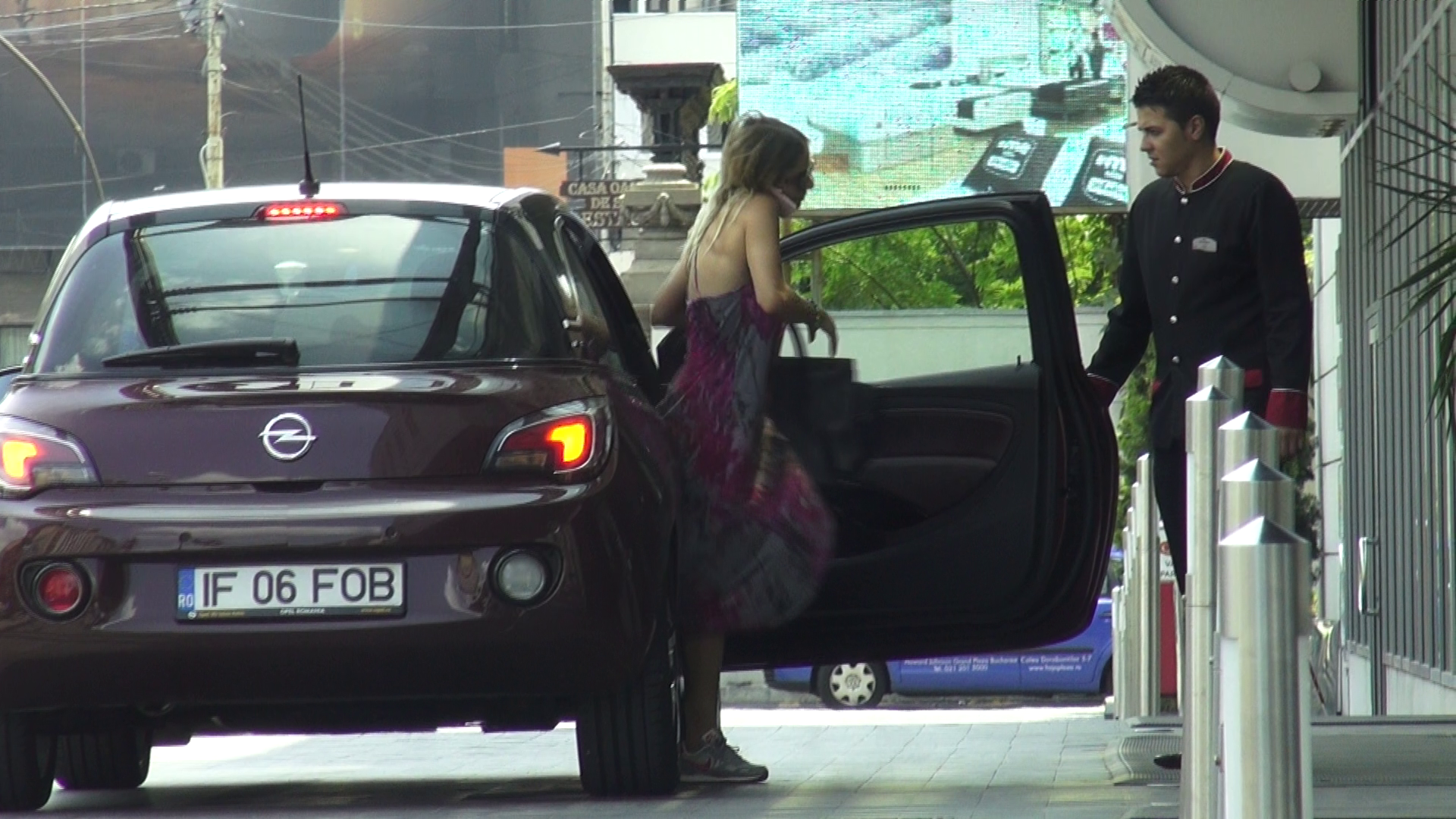 Fara sa se uite la valet, actrita coboara vorbind la telefonul mobil