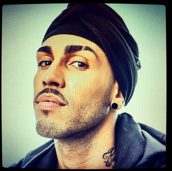 Alex nu-si stilizeaza doar frizurile ci si sprancenele si barba