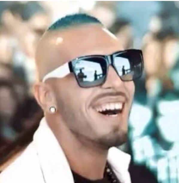 Vopsit albastru, Alex nu a rezistat foarte mult cu aceasta coafura