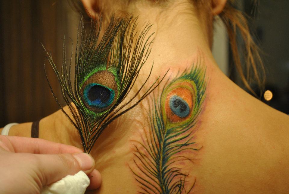 Doriana are si ea tatuaj cu o pana de paun