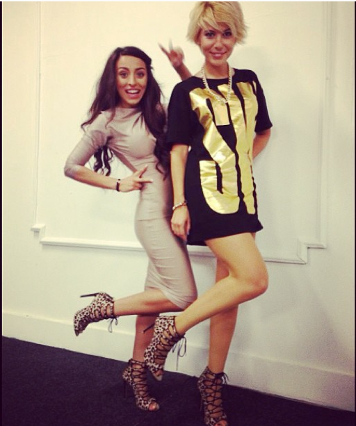 Cele doua prietene au venit la un eveniment incaltate cu sandale indentice