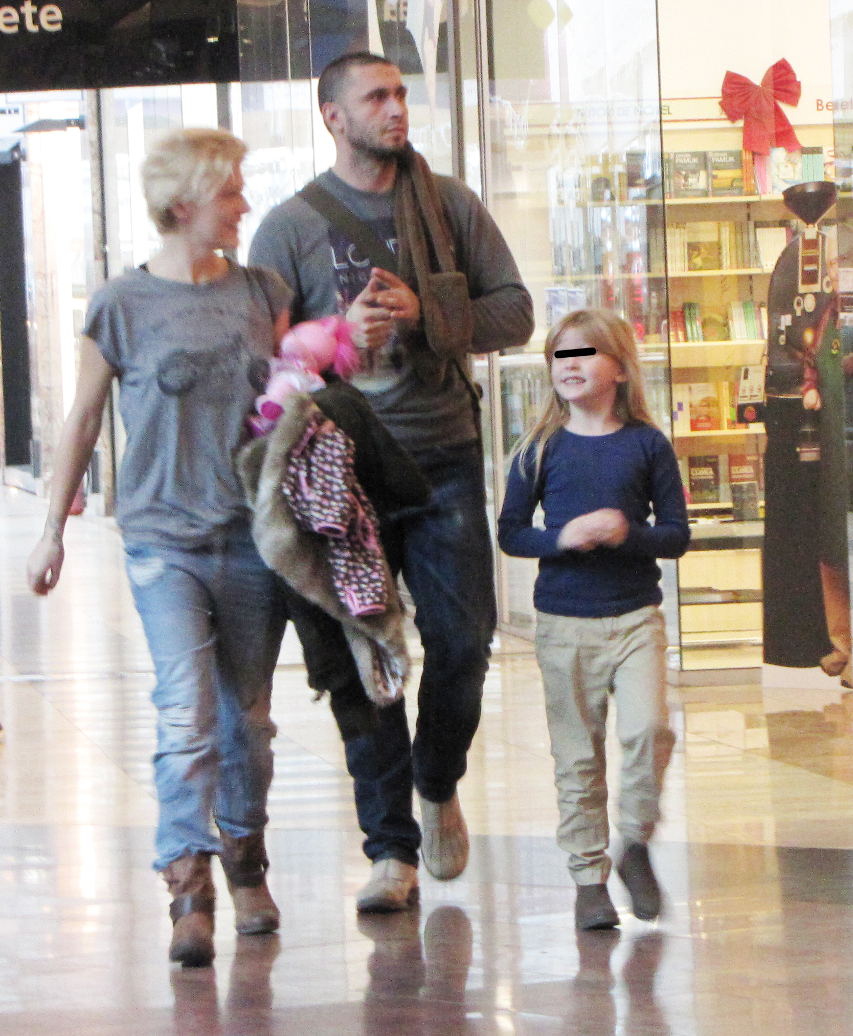 Dana Nalbaru si Dragos Bucur si-au scos fetita la film si apoi la o plimbare prin mall