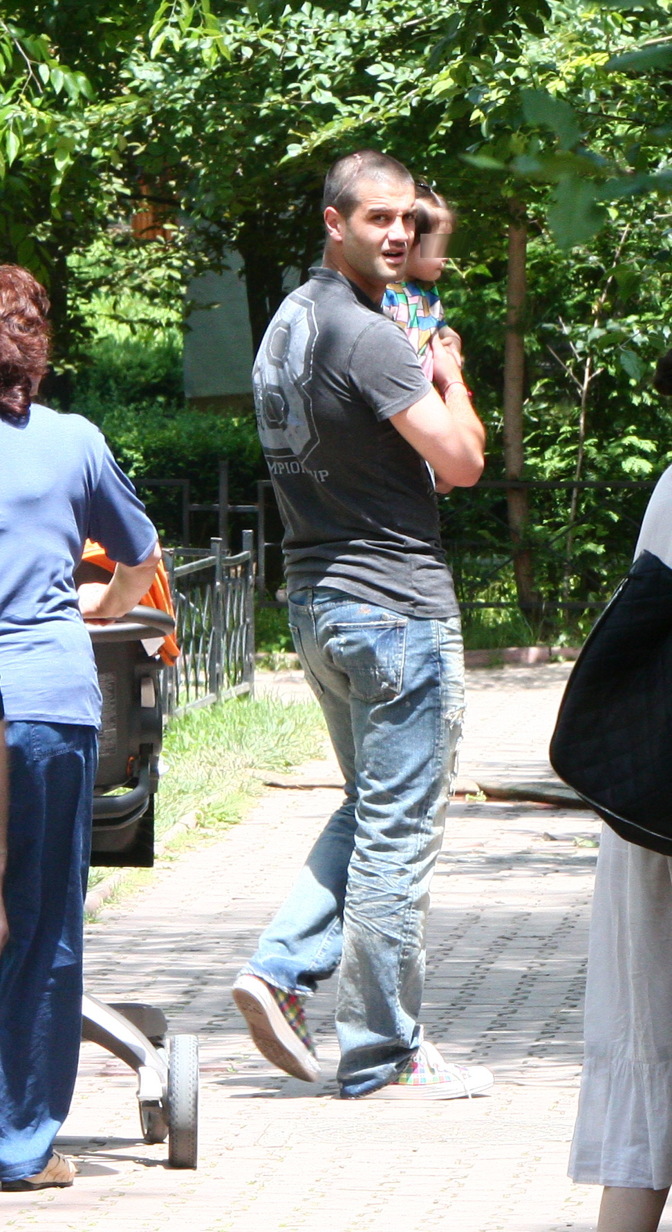 Fotbalistul spune ca este cel mai rasfatat cu atatea fete in casa