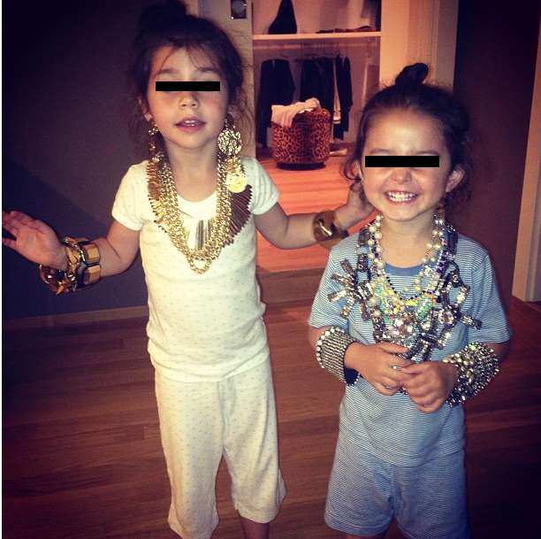 Anastasia si Natalia au ajuns la varsta in care se joaca cu bijuteriile mamei
