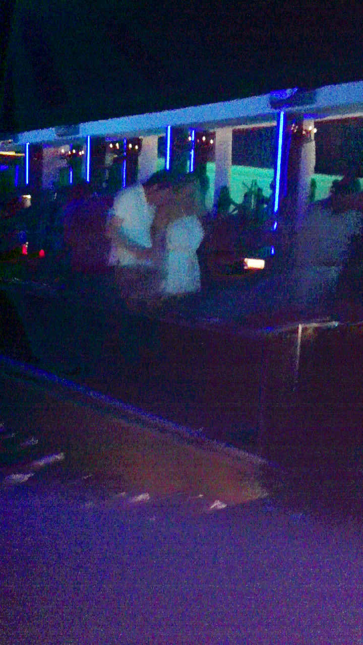 Sorin nu si-a luat toata noaptea mainile de pe Simona