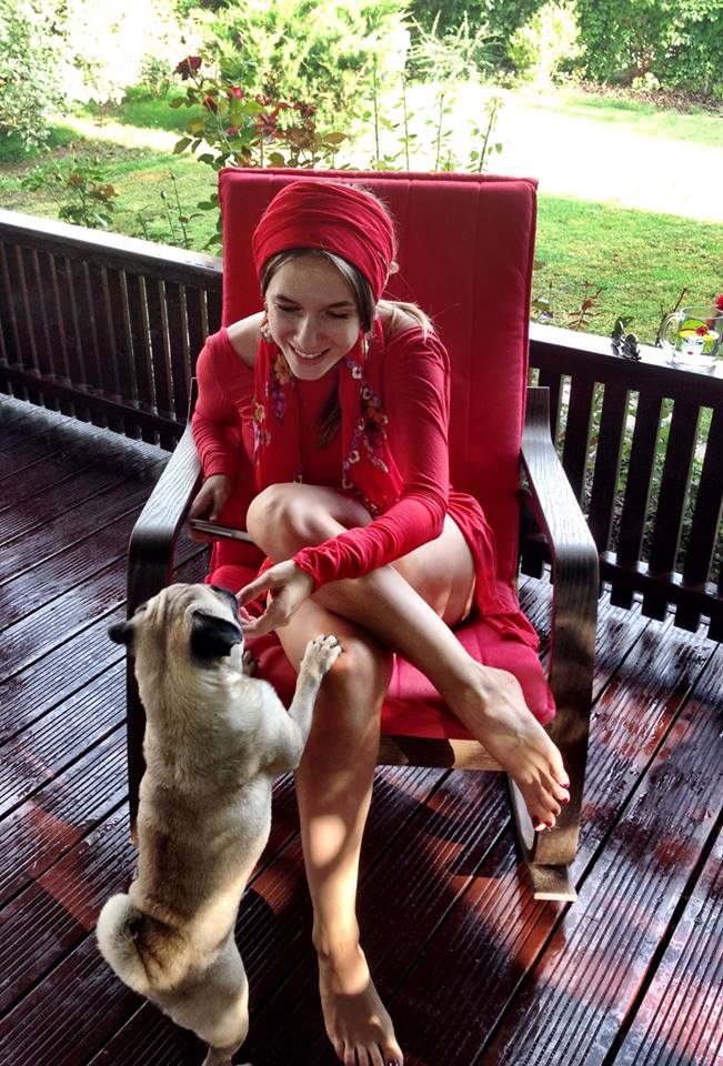 Ciu este responsabil pentru semnele de pe picioarele Adelei