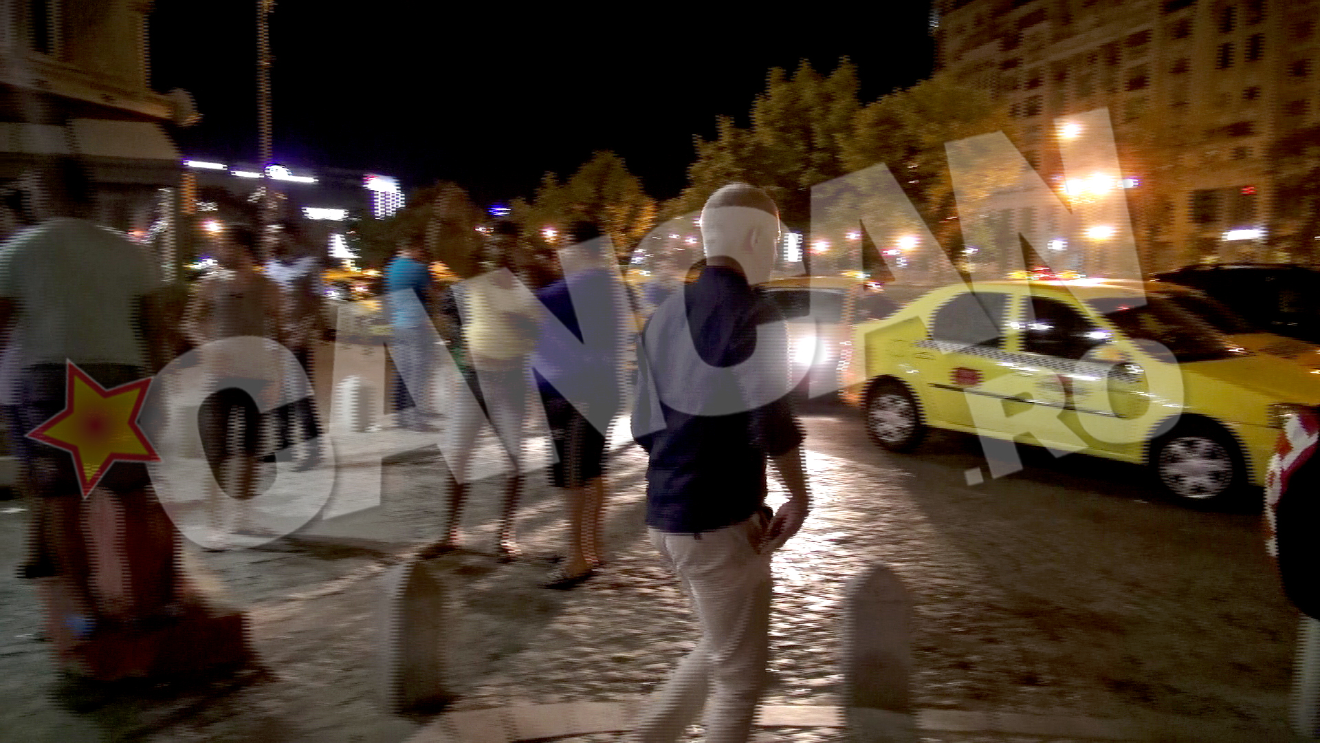 Desi este intampinat de taximetristi, prezentatorul TV trece semet pe langa ei si se indreapta catre masina care il astepta