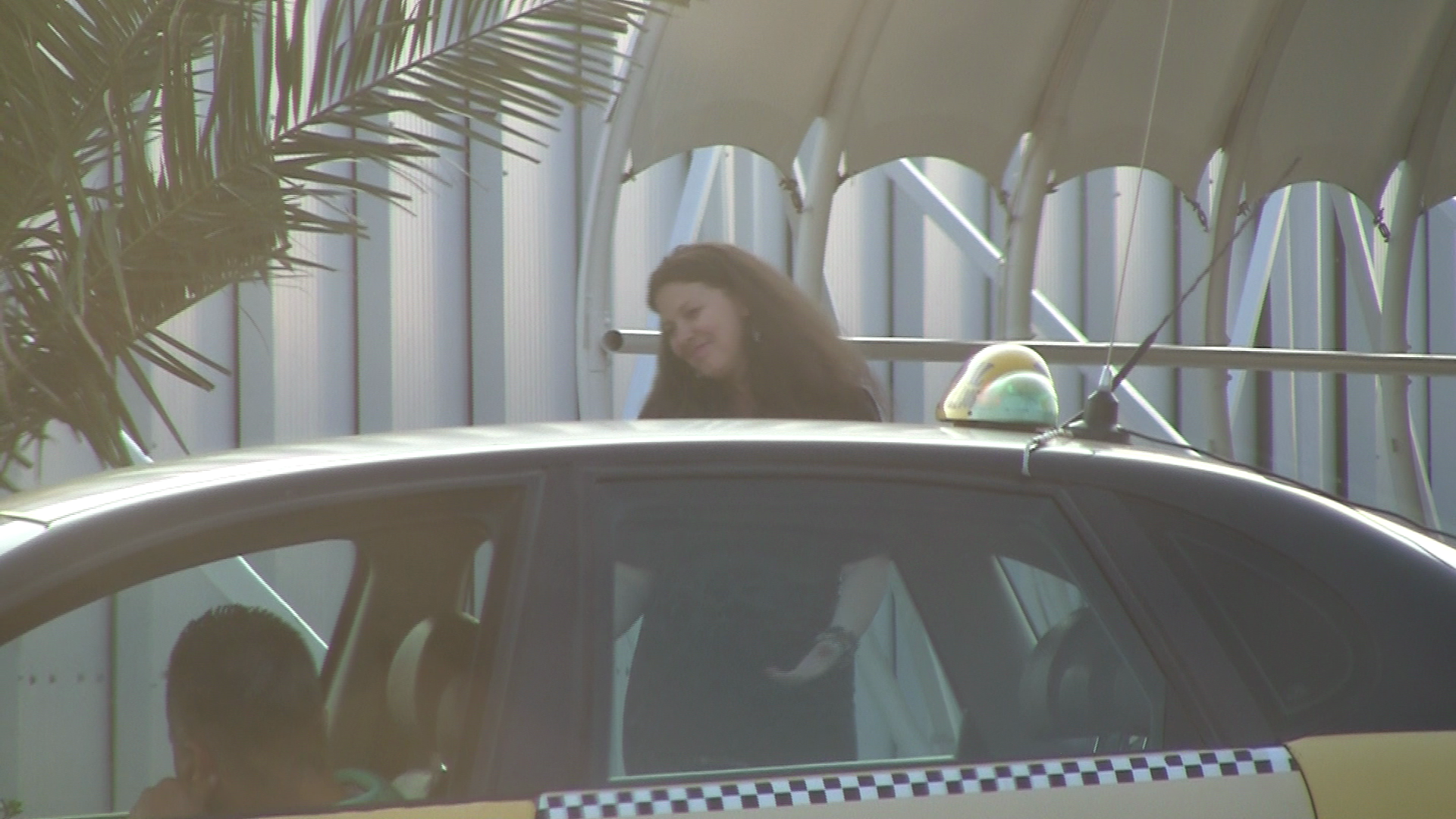 In timp ce soferul plecase sa aduca masina din parcare in fata clubului, creatoarea de moda s-a