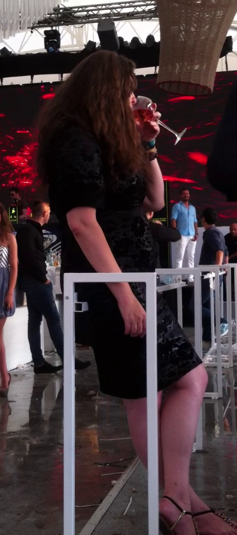 Fosta miss si-a inecat singuratatea intr-un pahar de rose