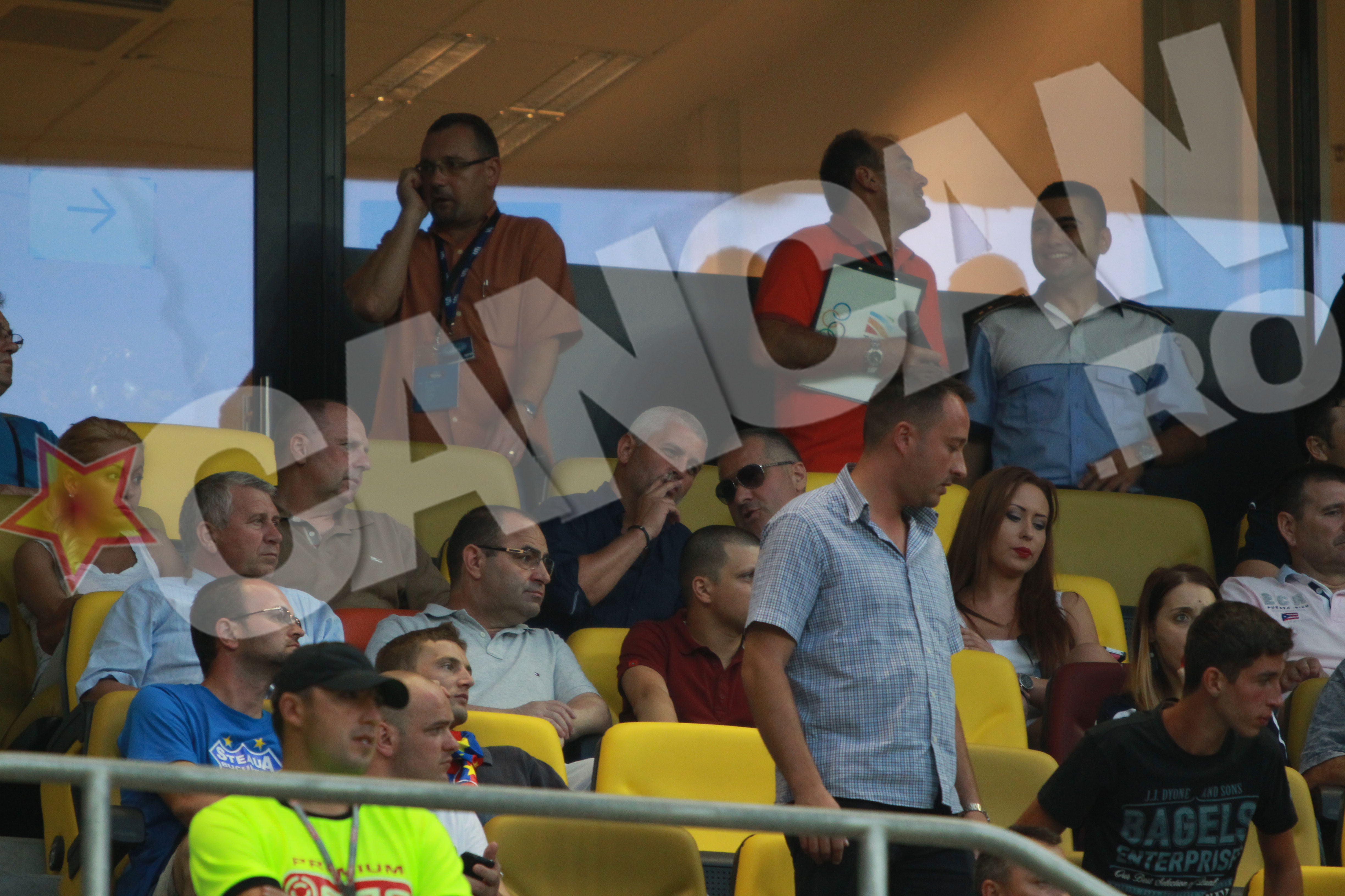 Prezentatorul tv a urmarit meciul alaturi de un prieten