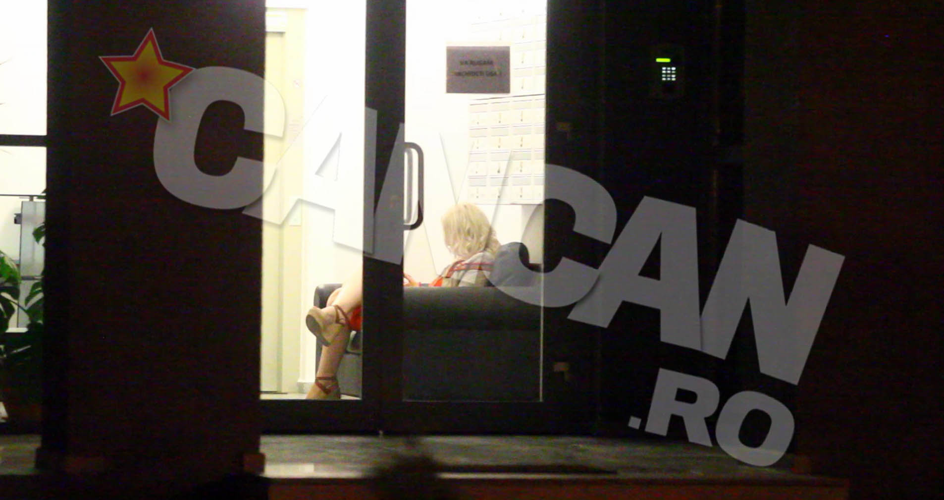 In loc sa urce in camera de hotel, Oana se aseaza pe o canapea in receptie