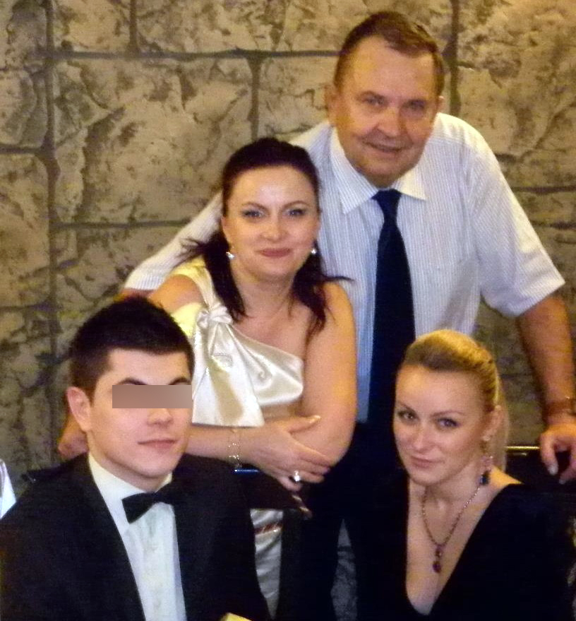 Gabriela Puscasu, impreuna cu mama ei naturala, Renata, si tatal vitreg, Dan Marin (Sursa foto: Facebook.com)