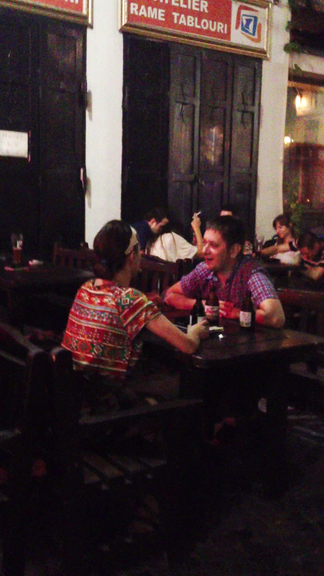 Actorul a iesit la o bere, insa nu cu baietii ci cu o domnisoara