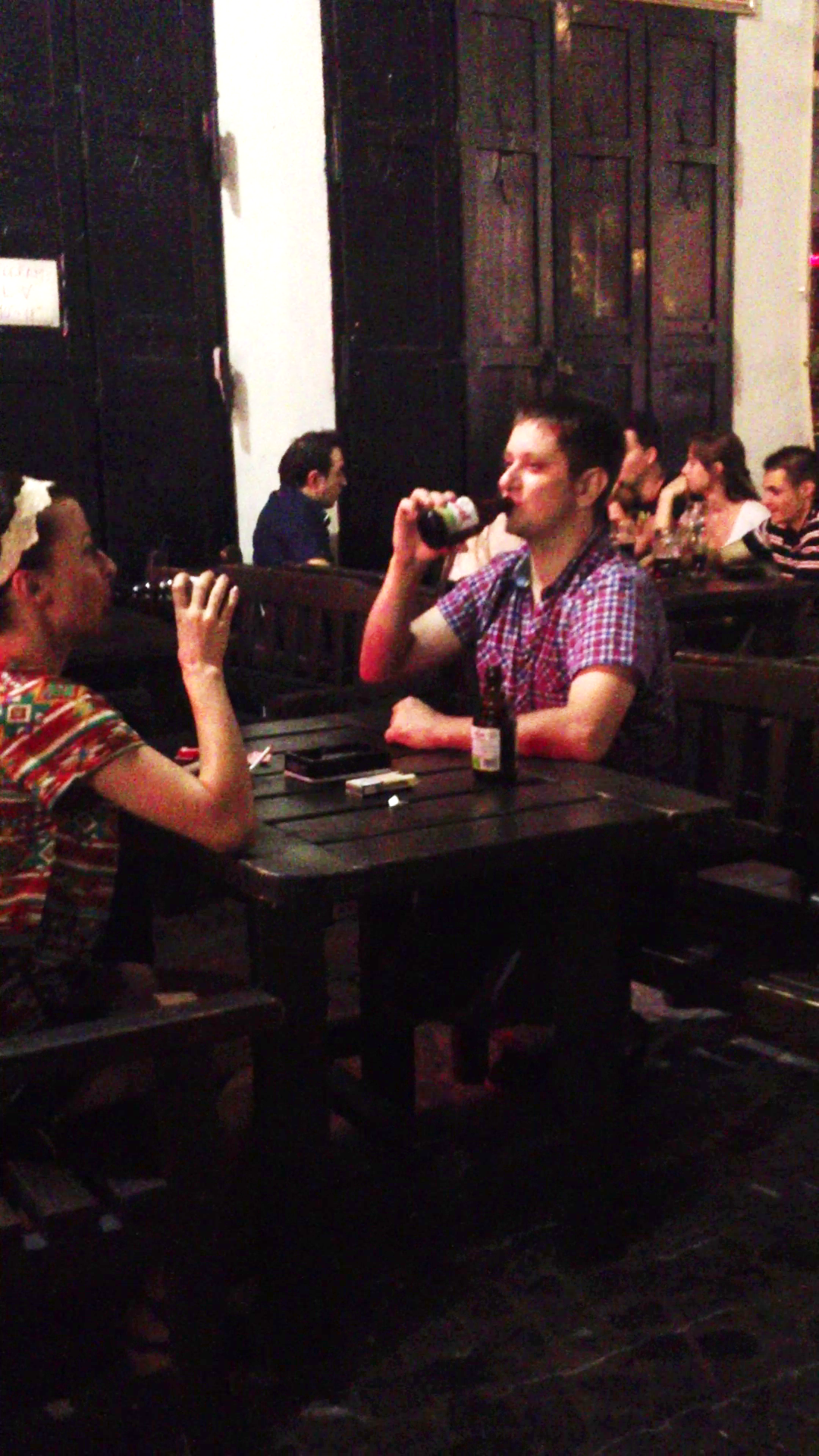 Cei doi beau cate o bere