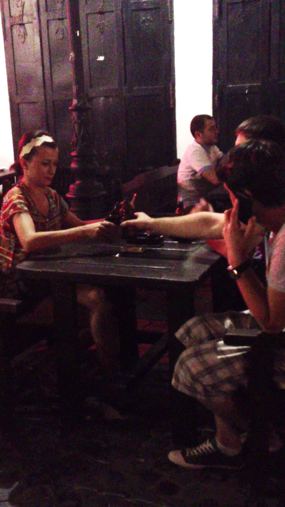 Celor doi le se alatura un prieten si ciocnesc impreuna